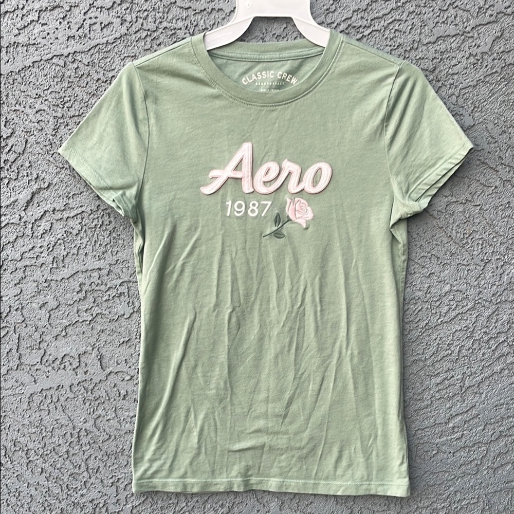 Aéropostale Aero Script Rose Appliqué Graphic Tee Juniors Green Size M